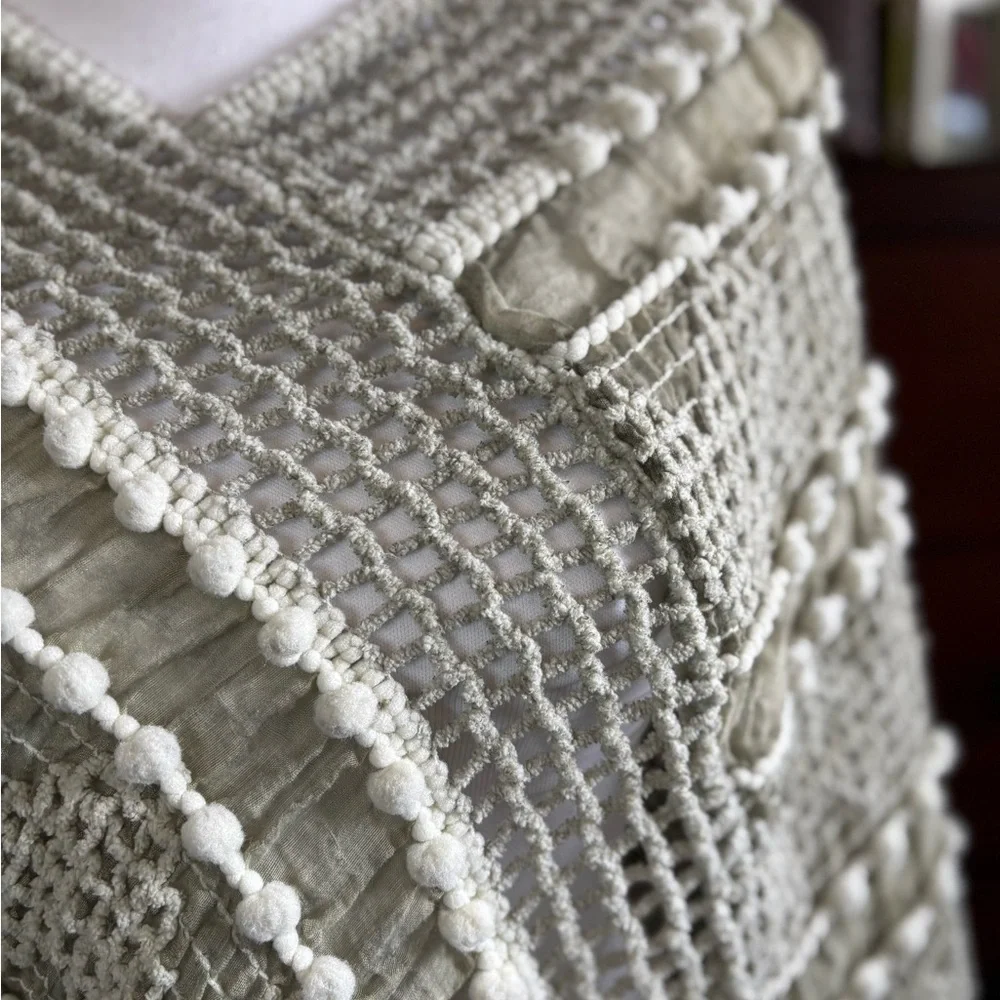 Fadivo New York Crochet shawl/Poncho light green size Medium